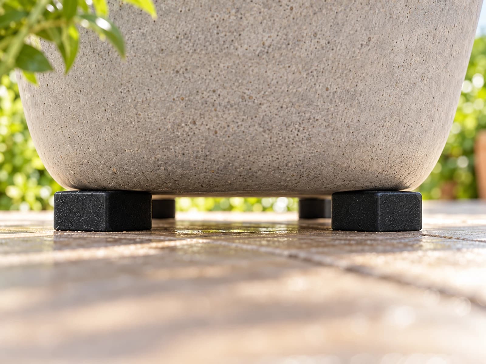 Ruimte onder een plantenpot op Flore Pads potverhogers waardoor lucht kan circuleren