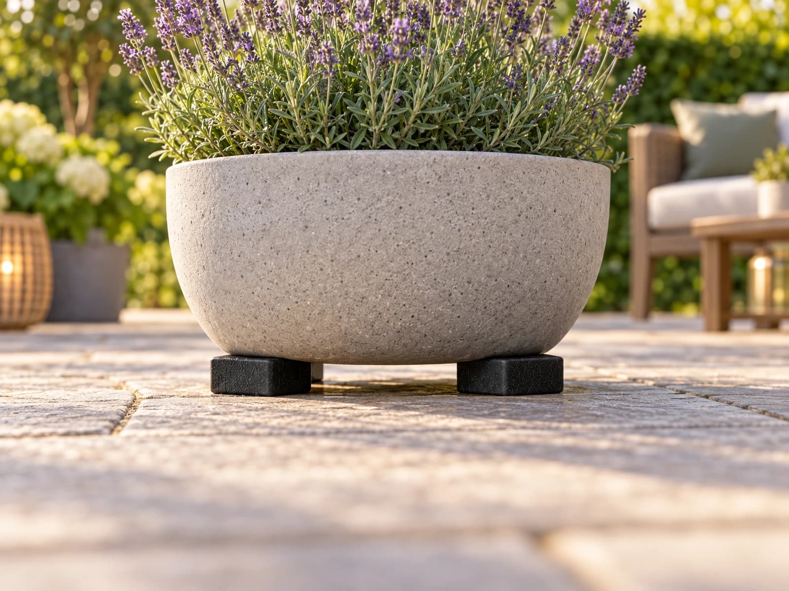 Maceta mediana en una terraza, elevada sobre Flore Pads Medium
